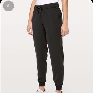 NWT- Lululemon On the Fly Jogger size 6